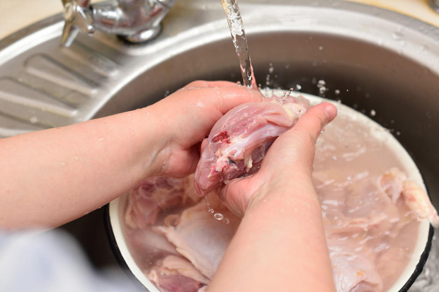 Có tới 5 sai lầm phổ biến khi sơ chế thịt lợn khiến món ăn quen thuộc trở thành thứ gây hại cho sức khỏe - Ảnh 2.