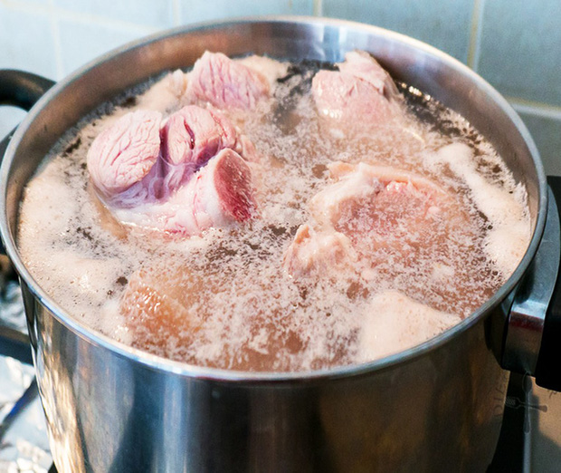 Có tới 5 sai lầm phổ biến khi sơ chế thịt lợn khiến món ăn quen thuộc trở thành thứ gây hại cho sức khỏe - Ảnh 4.