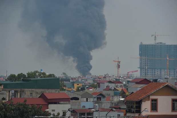 Đang cháy dữ dội tại kho hóa chất ở Long Biên, cột khói đen bốc cao hàng chục mét - Ảnh 2.