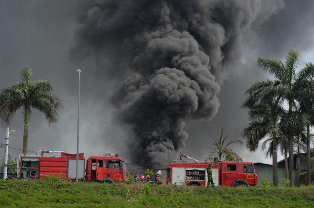 Đang cháy dữ dội tại kho hóa chất ở Long Biên, cột khói đen bốc cao hàng chục mét - Ảnh 3.