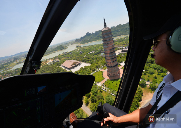 Đi Tràng An bằng máy bay: những vị khách đầu tiên đã được bay thử nghiệm ngắm cố đô trên trực thăng - Ảnh 8.