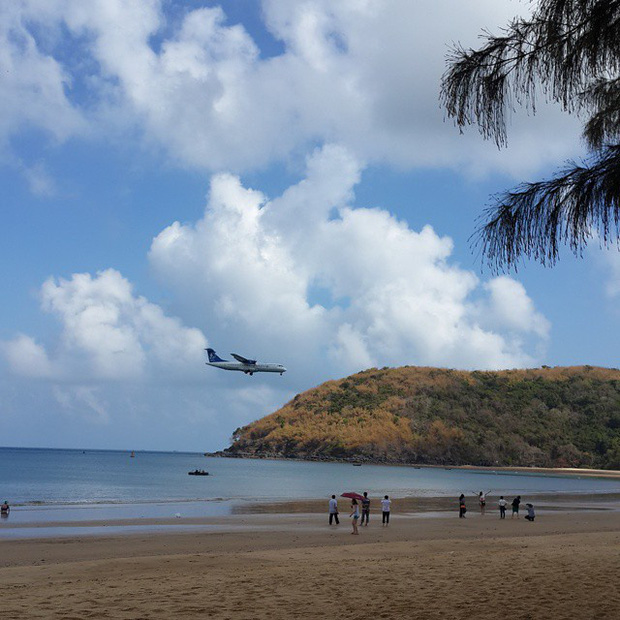 Một sân bay ở Việt Nam khiến ai cũng “khiếp vía” khi lần đầu nhìn thấy: Phi cơ hạ cánh ngay cạnh nơi du khách... tắm biển? - Ảnh 17.