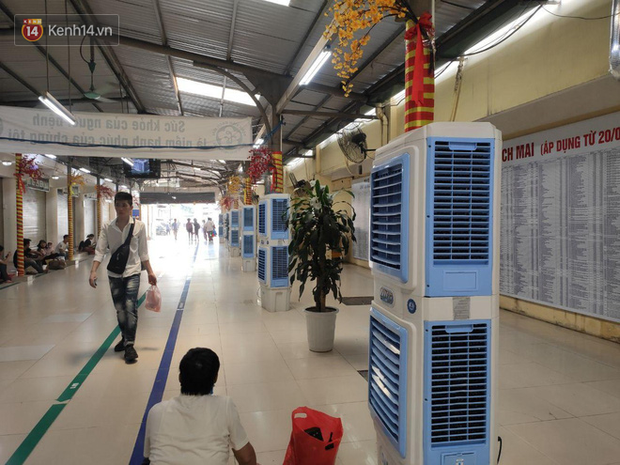 Ảnh: Nắng nóng gần 40 độ C ở Hà Nội, người nhà bệnh nhân vạ vật gần hành lang, dưới bóng cây trong bệnh viện - Ảnh 8.