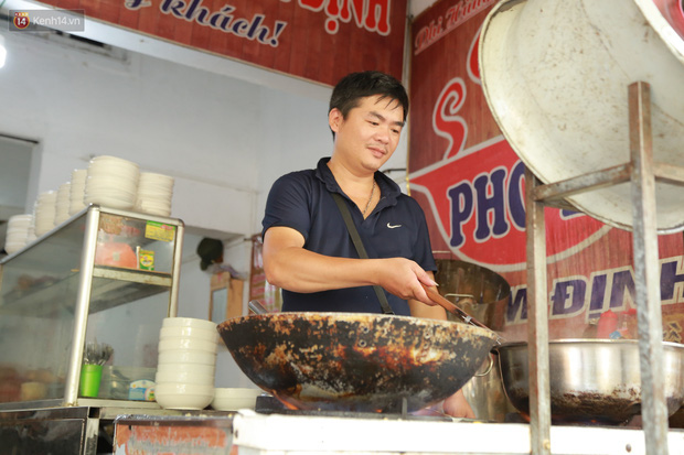 Nỗi vất vả của những người Hà Nội phải làm việc hàng tiếng bên bếp lửa, dưới nắng nóng hơn 40 độ C: Nấu ăn, nướng thịt mùa này chẳng khác nào cực hình - Ảnh 4.