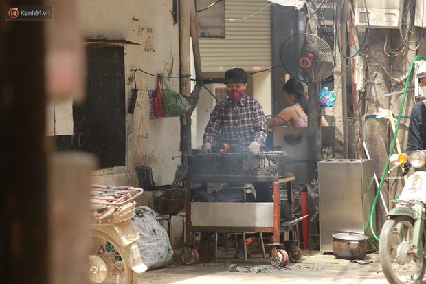 Nỗi vất vả của những người Hà Nội phải làm việc hàng tiếng bên bếp lửa, dưới nắng nóng hơn 40 độ C: Nấu ăn, nướng thịt mùa này chẳng khác nào cực hình - Ảnh 7.