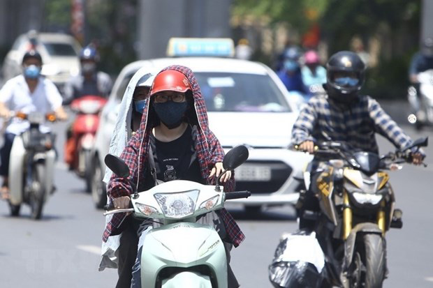 Chỉ số tia UV tại Hà Nội và Đà Nẵng từ 8-10 - mức gây hại rất cao, người dân ra đường đừng quên làm những việc này - Ảnh 2.