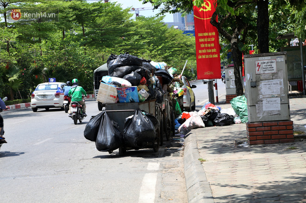 Hà Nội: Rác chất thành đống tràn ra khắp đường phố, nhiều người phải di tản vì phát ốm với mùi hôi thối - Ảnh 11.