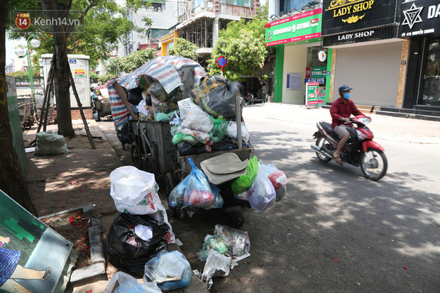 Hà Nội: Rác chất thành đống tràn ra khắp đường phố, nhiều người phải di tản vì phát ốm với mùi hôi thối - Ảnh 13.