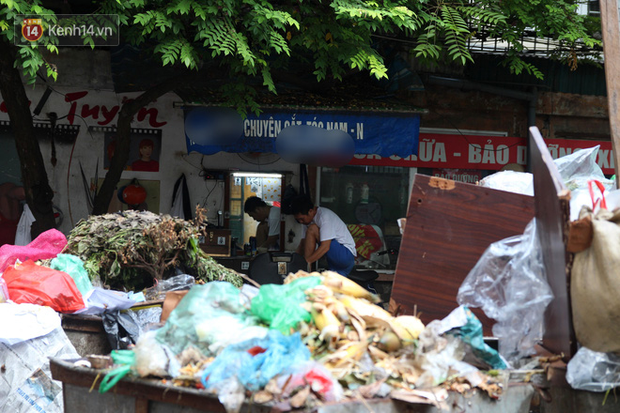 Hà Nội: Rác chất thành đống tràn ra khắp đường phố, nhiều người phải di tản vì phát ốm với mùi hôi thối - Ảnh 16.