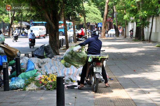 Hà Nội: Rác chất thành đống tràn ra khắp đường phố, nhiều người phải di tản vì phát ốm với mùi hôi thối - Ảnh 3.