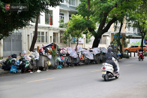 Hà Nội: Rác chất thành đống tràn ra khắp đường phố, nhiều người phải di tản vì phát ốm với mùi hôi thối - Ảnh 4.