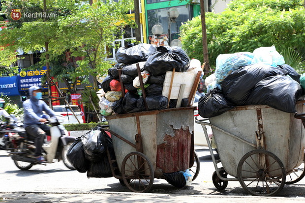 Hà Nội: Rác chất thành đống tràn ra khắp đường phố, nhiều người phải di tản vì phát ốm với mùi hôi thối - Ảnh 9.