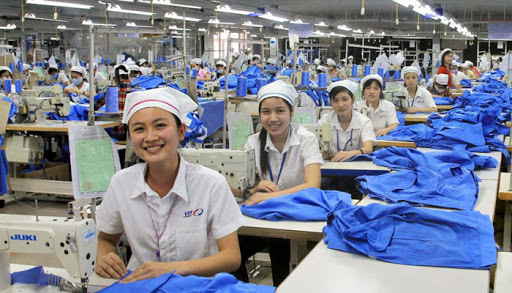 Việt Nam nằm trong số 3 quốc gia tăng trưởng dệt may lớn nhất trong cuộc chiến thương mại Mỹ - Trung - Ảnh 3.