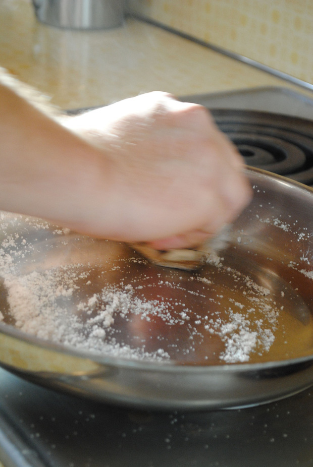 5 nguyên tắc cần nhớ để nấu nướng an toàn với nồi xoong có lớp chống dính - Ảnh 1.