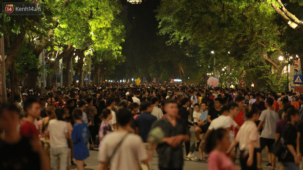  Xây dựng những thành phố không ngủ như thế nào để phát triển nền kinh tế ban đêm ở Việt Nam?  - Ảnh 1.