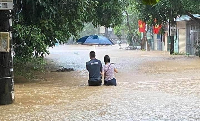  Nguyên nhân khiến nước ngập đến nóc ô tô ở thành phố Hà Giang - Ảnh 1.