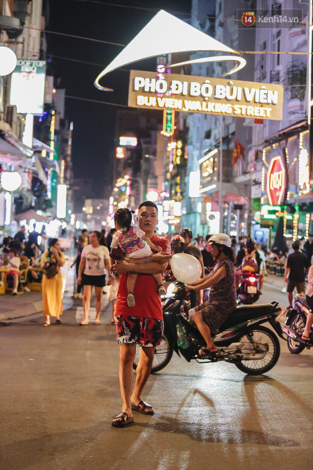 Kinh tế đêm ở phố Tây Sài Gòn đang cầu cứu: Nhân viên... năn nỉ khách Việt vào quán, cầm cự vượt qua khủng hoảng - Ảnh 1.