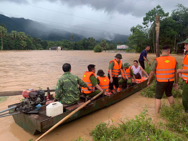  ẢNH: Các lực lượng chức năng Hà Giang tập trung khắc phục hậu quả mưa lũ - Ảnh 2.