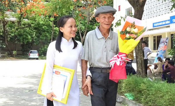 Xúc động câu chuyện về bức ảnh cha già khắc khổ ôm hoa đứng sau cánh gà trong ngày lễ tốt nghiệp của con gái - Ảnh 1.