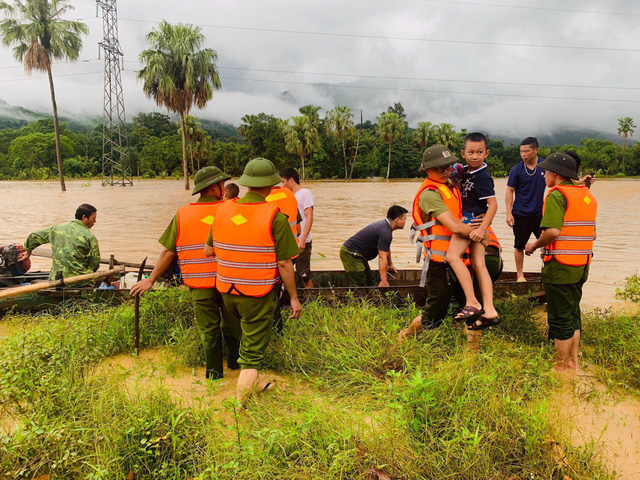  ẢNH: Các lực lượng chức năng Hà Giang tập trung khắc phục hậu quả mưa lũ - Ảnh 4.
