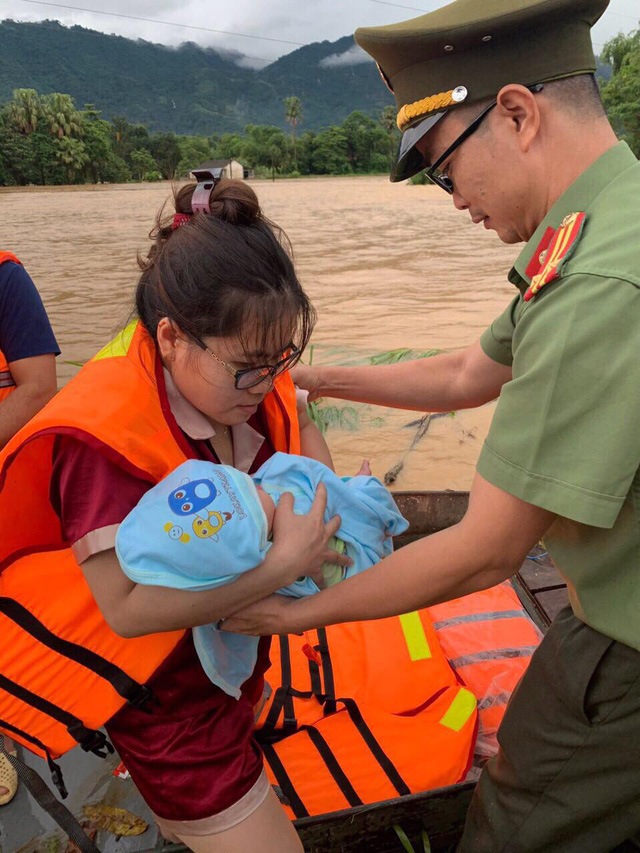  ẢNH: Các lực lượng chức năng Hà Giang tập trung khắc phục hậu quả mưa lũ - Ảnh 5.