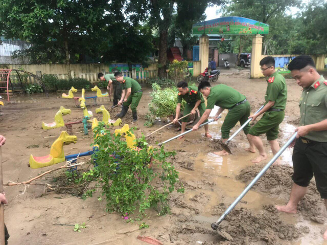  ẢNH: Các lực lượng chức năng Hà Giang tập trung khắc phục hậu quả mưa lũ - Ảnh 7.