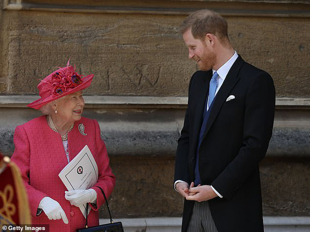 Tại bữa tối riêng tư mà Meghan Markle không được mời, Nữ hoàng nói gì với Harry ngay sau khi cháu trai tuyên bố muốn rời bỏ gia tộc? - Ảnh 1.