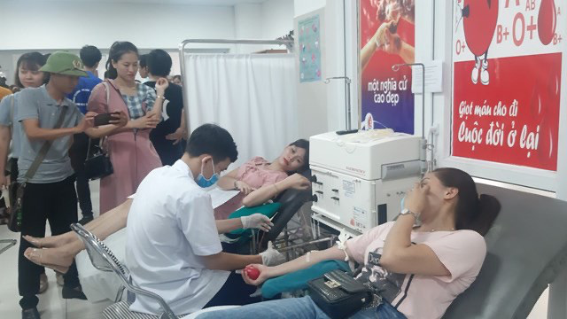 Vụ tai nạn thảm khốc ở Quảng Bình: Hàng trăm đoàn viên thanh niên xếp hàng chờ hiến máu - Ảnh 2.