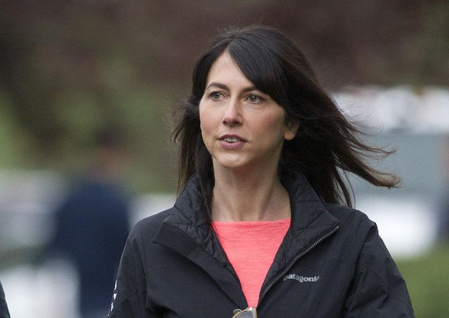 Vợ cũ của Jeff Bezos đổi tên sau ly hôn và chi gần 1,7 tỷ USD làm từ thiện - Ảnh 1.
