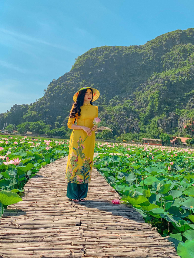 Đến Hang Múa, Ninh Bình ngập trong sắc sen hồng: Trọn vẹn 1 ngày cuối tuần rời xa thành thị xô bồ, chiêm ngưỡng vẻ đẹp thiên nhiên xanh mướt - Ảnh 2.