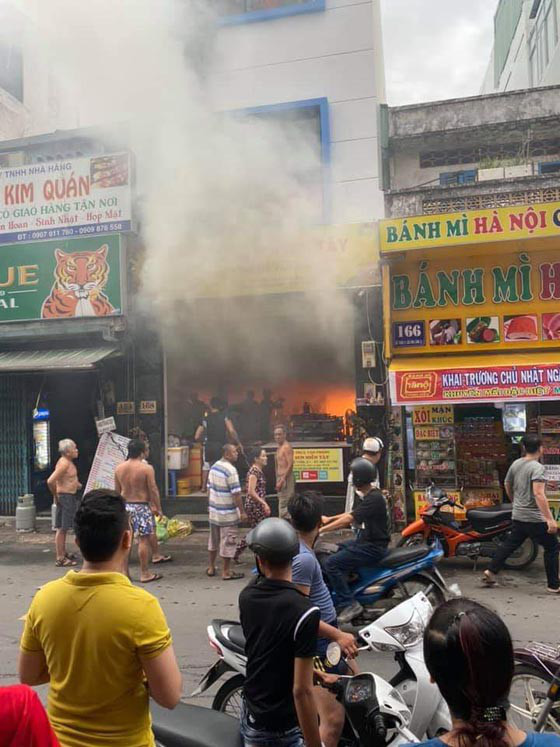Giải cứu 7 người kẹt trong ‘biển lửa’ ở trung tâm Sài Gòn - Ảnh 1.