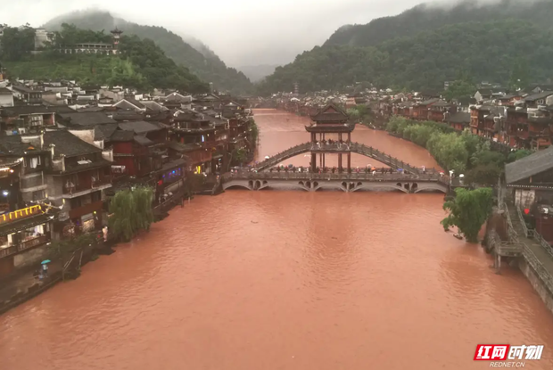 Nước lũ tuôn ào ạt như thác từ cửa sổ tầng 3 nhà dân trong trận lũ lụt nghiêm trọng nhất 2 thập kỷ ở Trung Quốc - Ảnh 1.