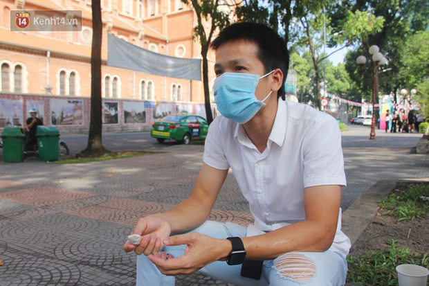 Người Sài Gòn nhắc nhau đeo khẩu trang nơi công cộng, bình tĩnh khi có ca nhiễm mới: Có chung tay thì mới đẩy lùi được dịch bệnh - Ảnh 12.