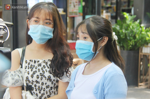 Người Sài Gòn nhắc nhau đeo khẩu trang nơi công cộng, bình tĩnh khi có ca nhiễm mới: Có chung tay thì mới đẩy lùi được dịch bệnh - Ảnh 17.