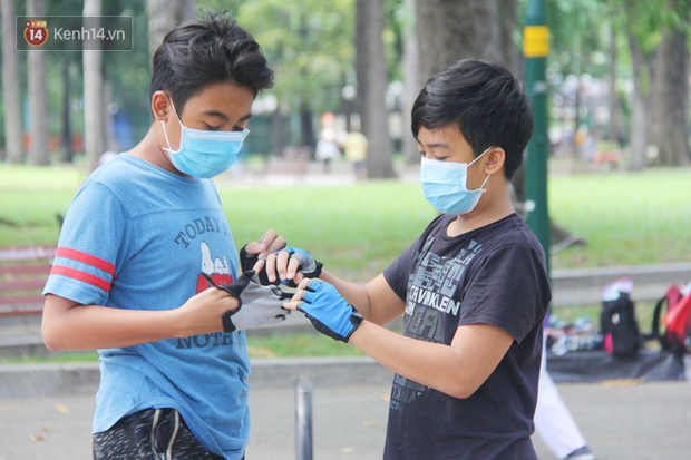 Người Sài Gòn nhắc nhau đeo khẩu trang nơi công cộng, bình tĩnh khi có ca nhiễm mới: Có chung tay thì mới đẩy lùi được dịch bệnh - Ảnh 18.