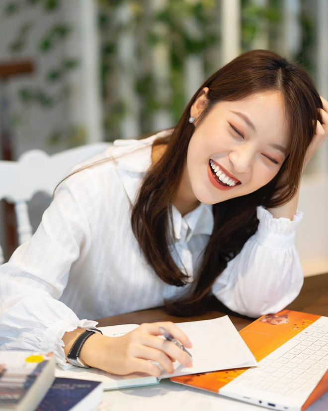 Hot girl 7 thứ tiếng Khánh Vy tái xuất với màn bắn tiếng Anh siêu đỉnh tại TED Talks lần đầu