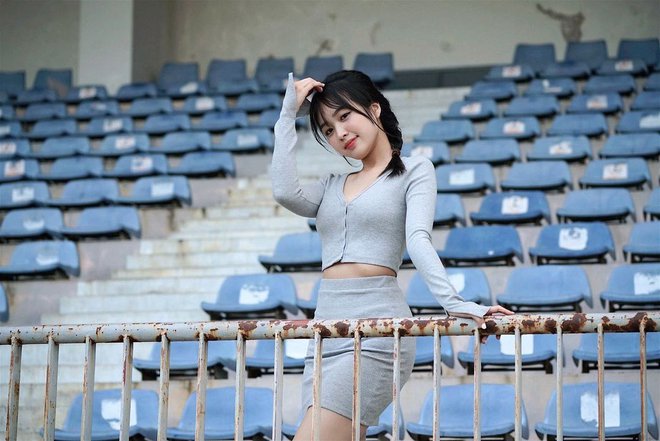 Hot girl Việt đi xem World Cup mặc áo đội nào là đội đó về nước Tốn một khoản kha khá vẫn