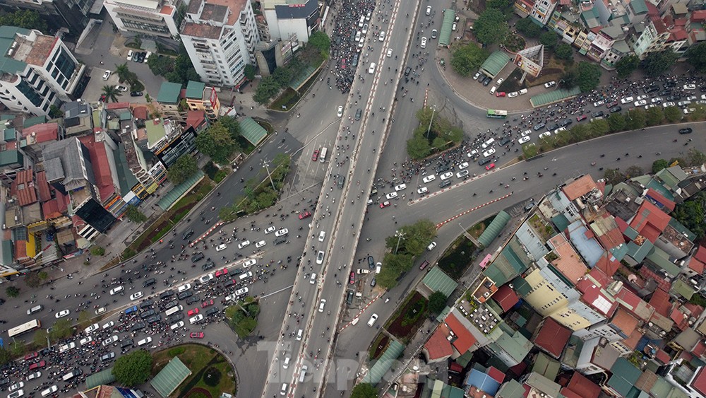 Hình ảnh ngày đầu điều chỉnh phân luồng lại giao thông tại Ngã Tư Sở Láng