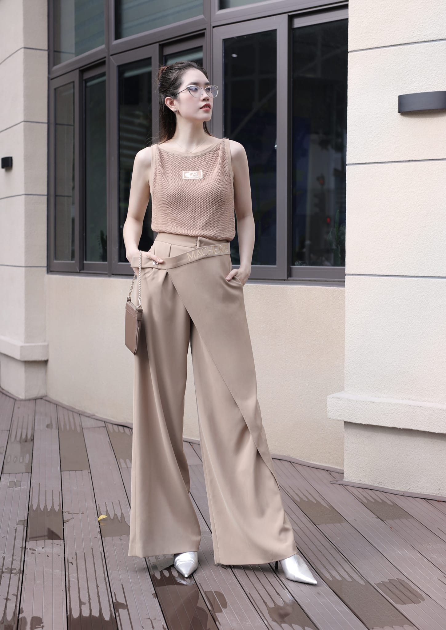 Nhan sắc vợ hot girl kém tuổi của Phó Giám đốc Trường quay Cổ Loa
