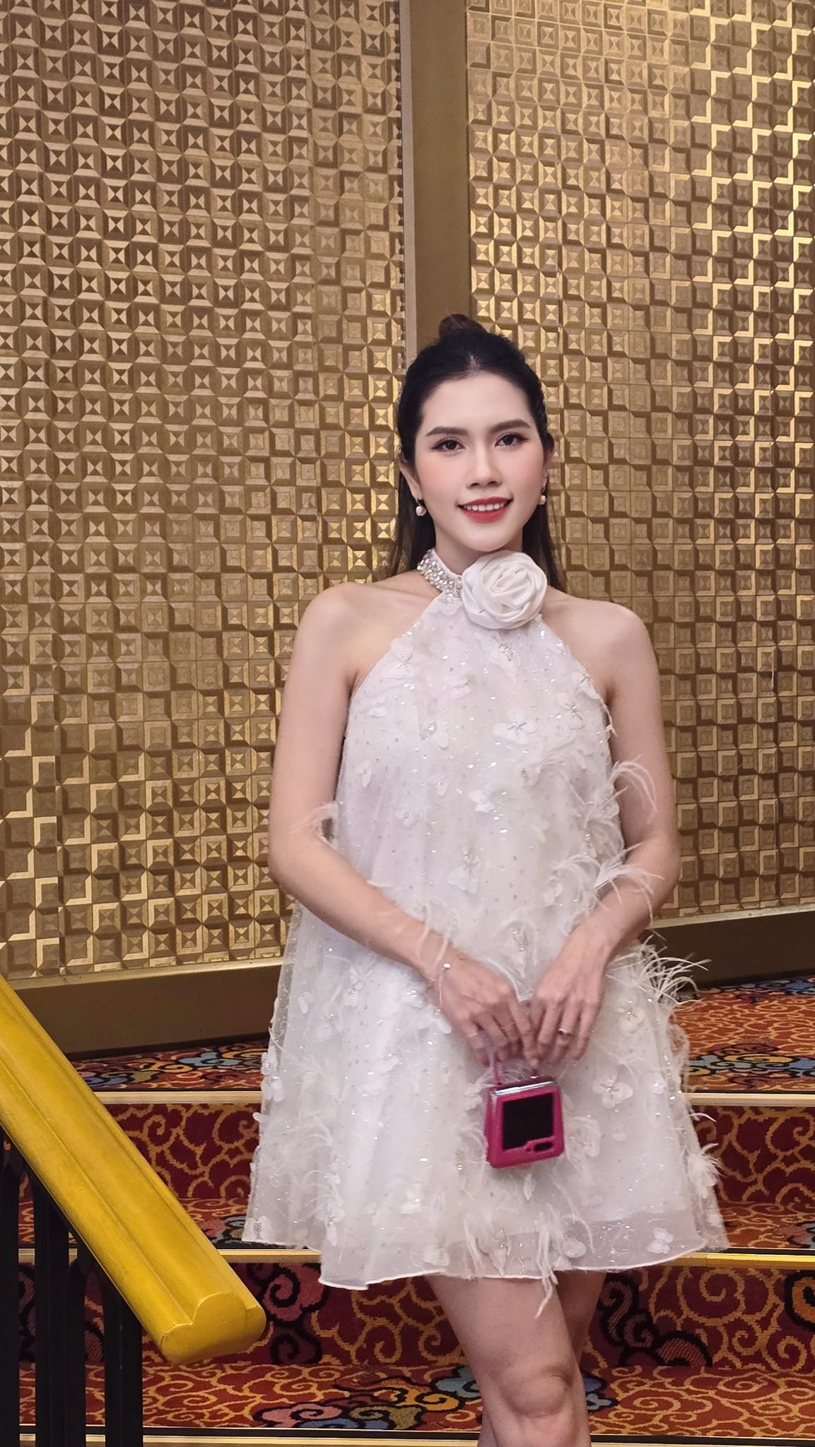 Nhan sắc vợ hot girl kém tuổi của Phó Giám đốc Trường quay Cổ Loa