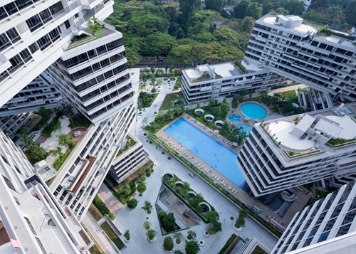 Giữa các khối nhà là 8 giếng trời lớn cho ánh sáng và không khí lưu thông. Đó cũng là khu vực bố trí sân chơi, bể bơi, trồng cây xanh.