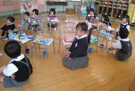 
1: Những đứa trẻ tại trường mầm non Shin Yoshida hô vang “itadakimasu!” trước bữa ăn. Các thầy cô luôn cố gắng khích lệ các bạn nhỏ ăn hết phần cơm của mình để giáo dục lòng biết ơn đối với những người đã mang đến bữa ăn ngon.
