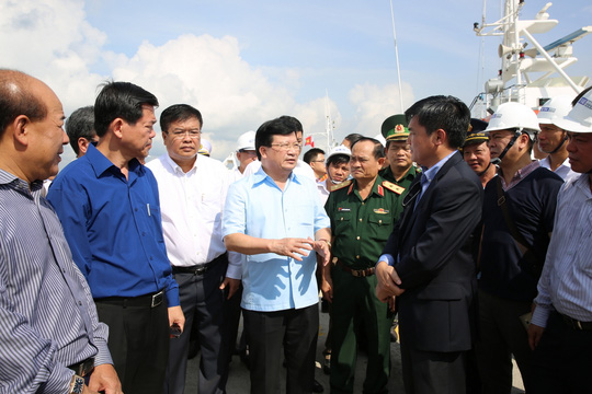 
Phó Thủ tướng Trịnh Đình Dũng cùng đoàn công tác đi kiểm tra cảng Cái Mép-Thị Vải - Ảnh: Xuân Tuyến
