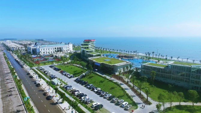 
Quần thể du lịch nghỉ dưỡng sinh thái FLC Sầm sơn (diện tích trên 200ha, tổng mức đầu tư 6.000 tỷ đồng) khai trương tháng 7/2015 sau 9 tháng thi công.
