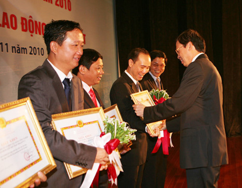 Ông Trịnh Xuân Thanh nhận bằng khen tại lễ đón nhận Huân chương Lao động hạng nhất của PVC năm 2010 (Ảnh: PVC)