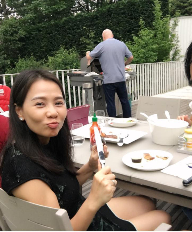 Không chỉ tiếp đãi khách bên trong biệt thự, vợ chồng Thu Minh thường xuyên sử dụng không gian đẹp ngoài trời để mở tiệc vui vẻ chiêu đãi bạn bè.