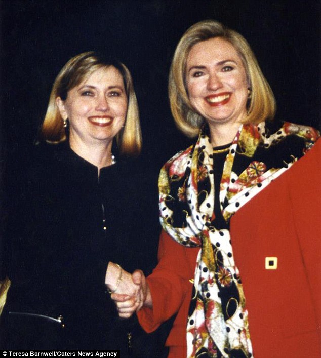 
Bà Hillary Clinton và bản sao của mình tại buổi kí tặng sách năm 1996.
