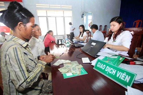 Nông dân vay vốn để phát triển sản xuất tại Chi nhánh Ngân hàng Chính sách xã hội tỉnh Gia Lai. Ảnh: TRƯỜNG GIANG