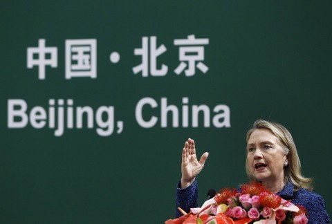  Bà Hillary trong chuyến thăm Bắc Kinh năm 2012 khi còn là Ngoại trưởng Mỹ. Ảnh: Reuters 