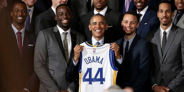 
Tổng Thống Obama cầm chiếc áo jersey của đội tuyển bóng rổ Golden State Warriors mà ông được trao tặng trong một buổi gặp gỡ với đội tuyển vô địch NBA.
